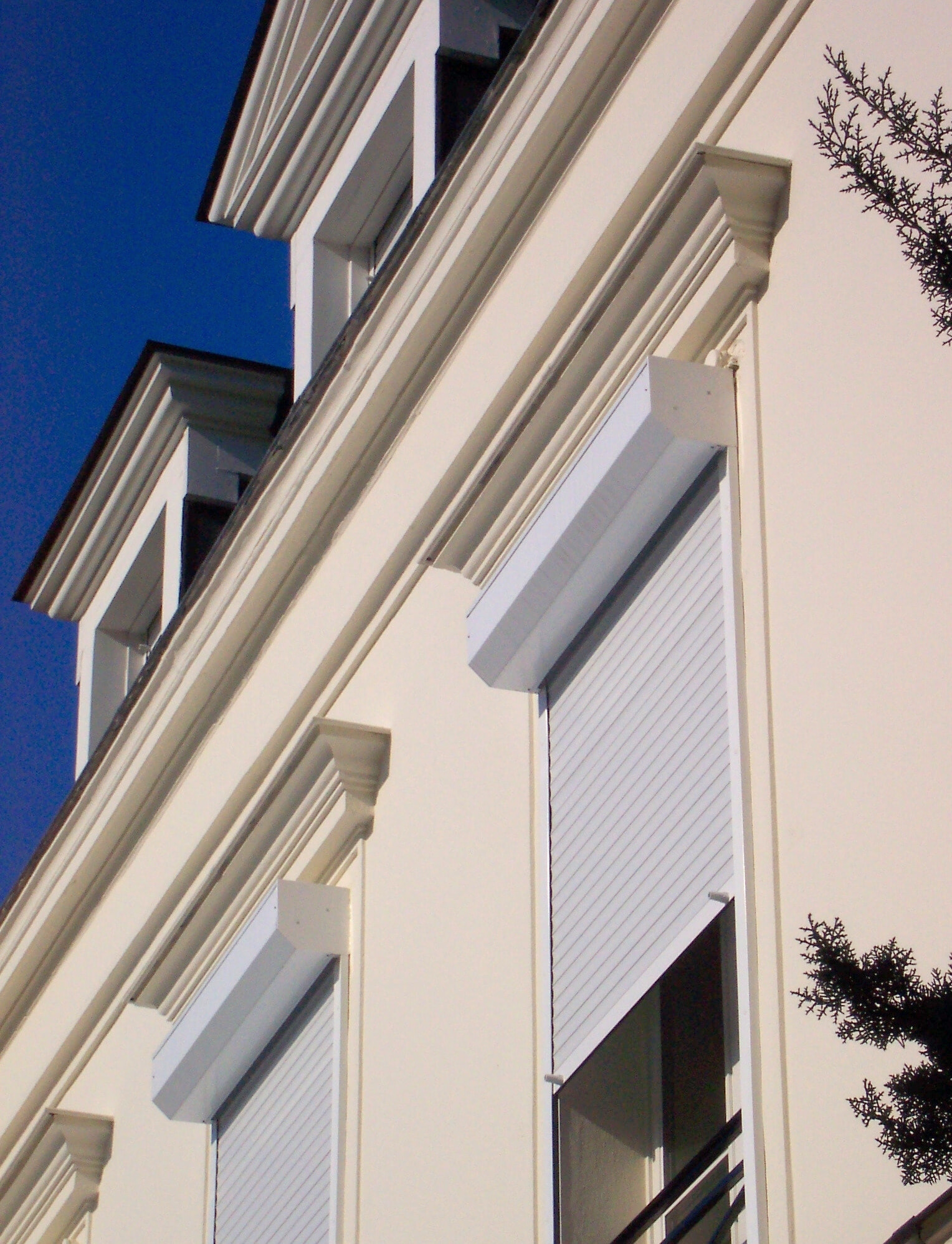 Volet roulant extérieur blanc