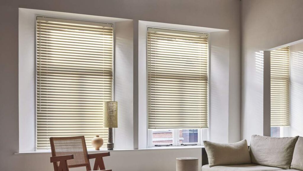 Stores vénitiens salon